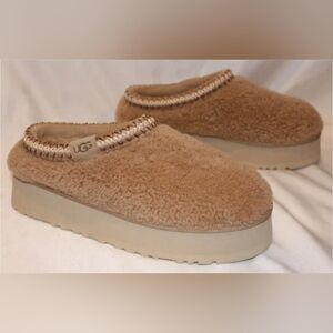 Size. 9. UGG Women's Cozy Tan Slippers